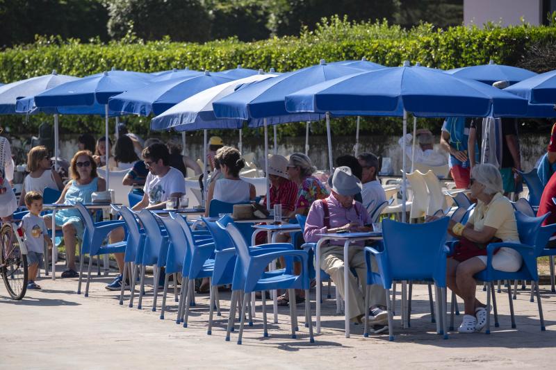 Playas, parques y terrazas están llenos estos días. Son los lugares elegidos tanto por los asturianos como por los turistas para sobrellevar las altas temperaturas que protagonizan este primer fin de semana de agosto.