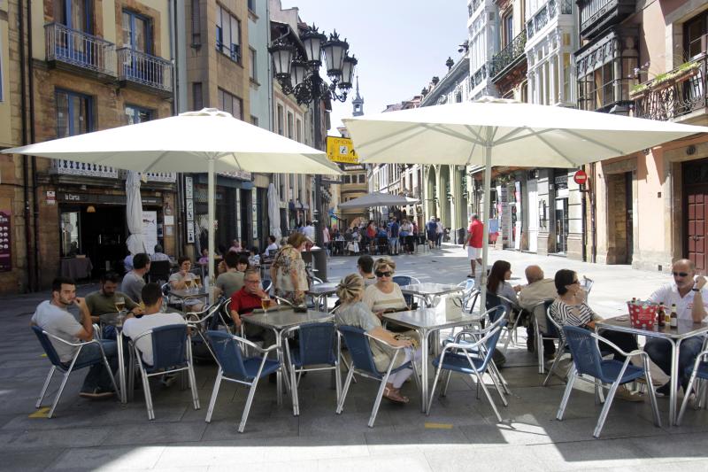 Playas, parques y terrazas están llenos estos días. Son los lugares elegidos tanto por los asturianos como por los turistas para sobrellevar las altas temperaturas que protagonizan este primer fin de semana de agosto.