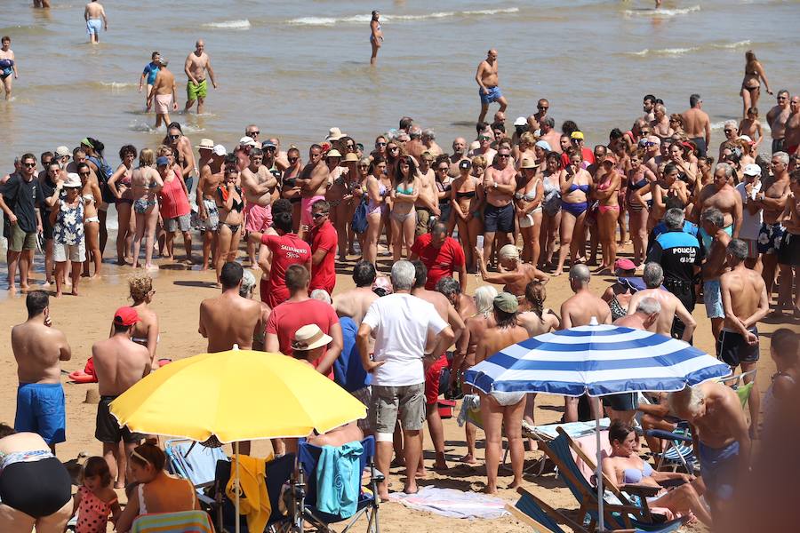 Sufrió una grave indisposición mientras se bañaba a la altura de la escalera 12.