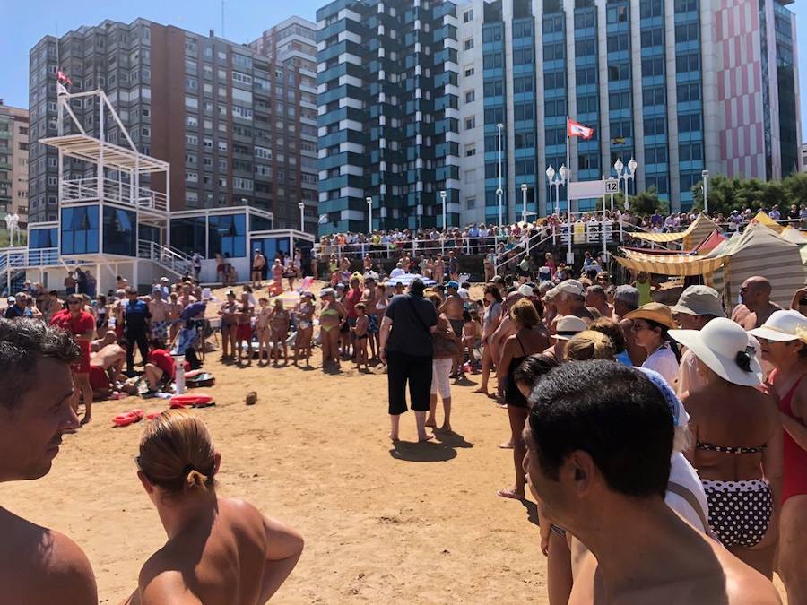 Sufrió una grave indisposición mientras se bañaba a la altura de la escalera 12.