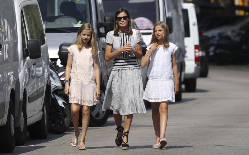 El Rey esperó a doña Letizia y sus hijas en la cubierta del Aifos 500 para que saludaran a la tripulación del barco de la Armada Española, que ha quedado sexto en la clasificación final de la categoría Swan 50.