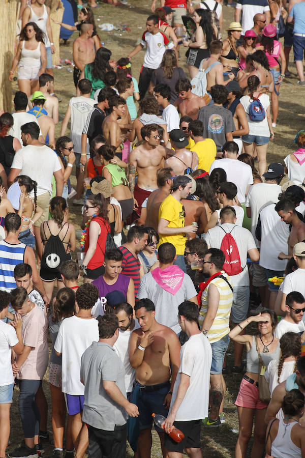 Miles de personas disfrutan de la popular fiesta del Xiringüelu en el prau Salcéu de Pravia en una jornada marcada por el sol y el intenso calor. 