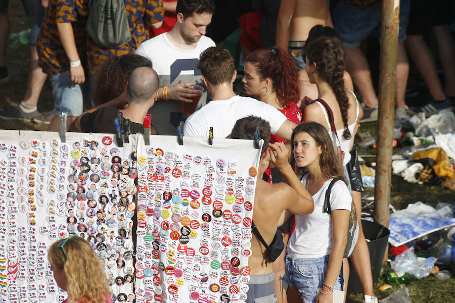 Miles de personas disfrutan de la popular fiesta del Xiringüelu en el prau Salcéu de Pravia en una jornada marcada por el sol y el intenso calor. 