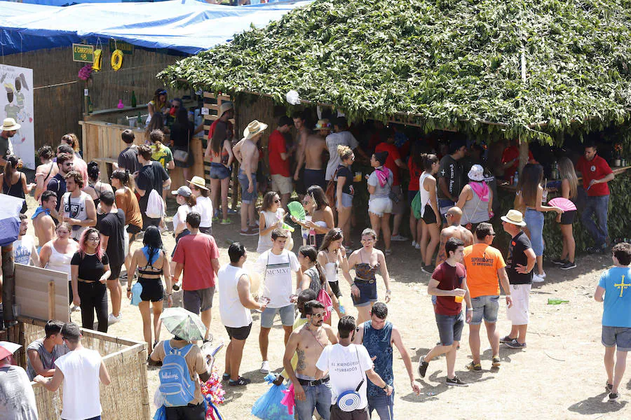 Miles de personas disfrutan de la popular fiesta del Xiringüelu en el prau Salcéu de Pravia en una jornada marcada por el sol y el intenso calor. 