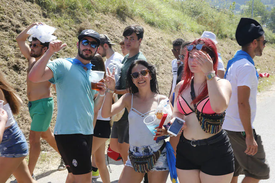 Miles de personas disfrutan de la popular fiesta del Xiringüelu en el prau Salcéu de Pravia en una jornada marcada por el sol y el intenso calor. 