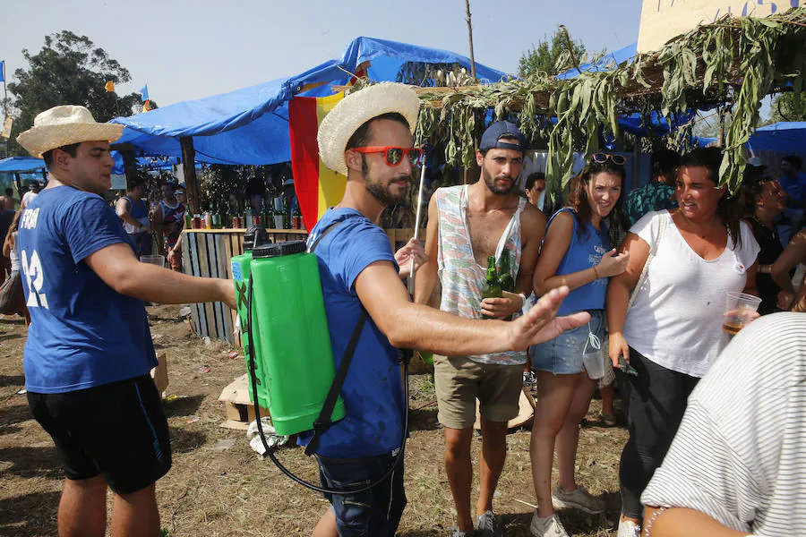 Miles de personas disfrutan de la popular fiesta del Xiringüelu en el prau Salcéu de Pravia en una jornada marcada por el sol y el intenso calor. 