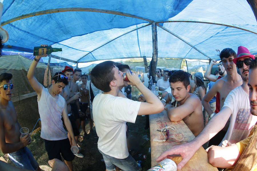 Miles de personas disfrutan de la popular fiesta del Xiringüelu en el prau Salcéu de Pravia en una jornada marcada por el sol y el intenso calor. 