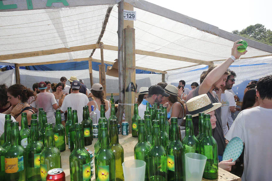 Miles de personas disfrutan de la popular fiesta del Xiringüelu en el prau Salcéu de Pravia en una jornada marcada por el sol y el intenso calor. 