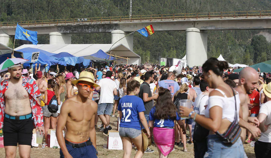 Miles de personas disfrutan de la popular fiesta del Xiringüelu en el prau Salcéu de Pravia en una jornada marcada por el sol y el intenso calor. 