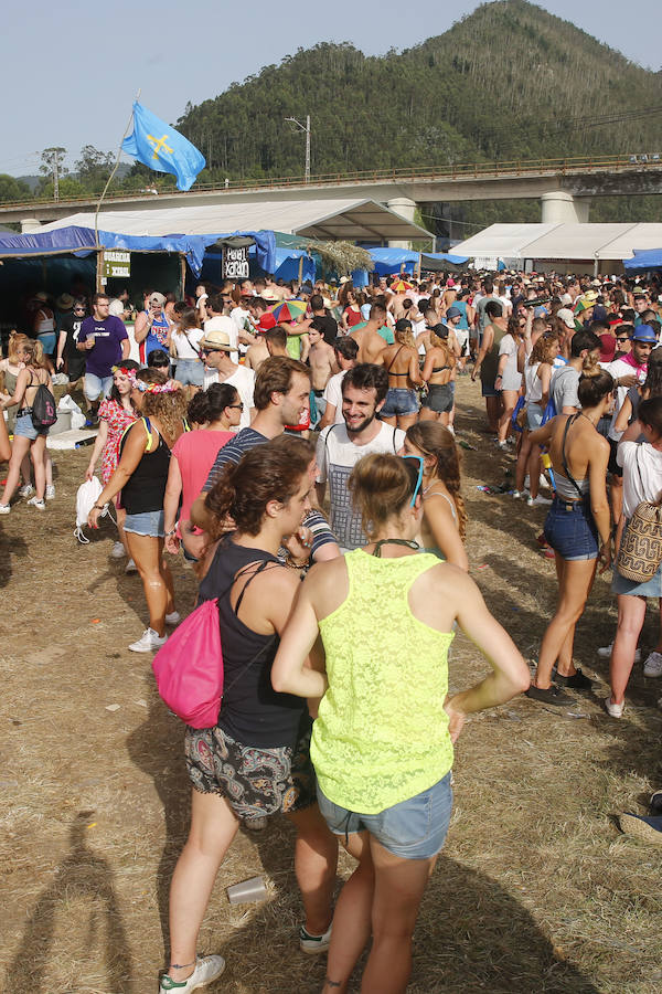 Miles de personas disfrutan de la popular fiesta del Xiringüelu en el prau Salcéu de Pravia en una jornada marcada por el sol y el intenso calor. 