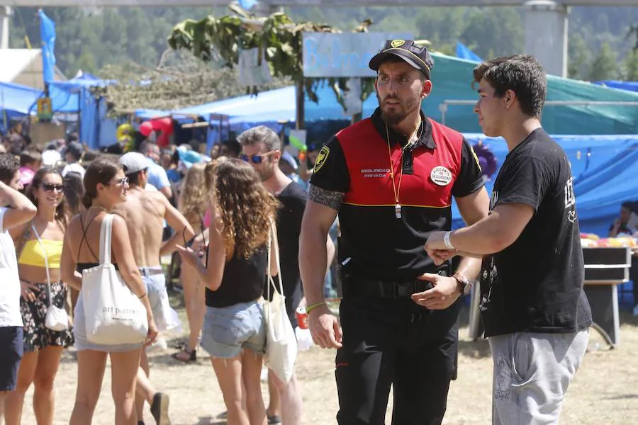 Miles de personas disfrutan de la popular fiesta del Xiringüelu en el prau Salcéu de Pravia en una jornada marcada por el sol y el intenso calor. 