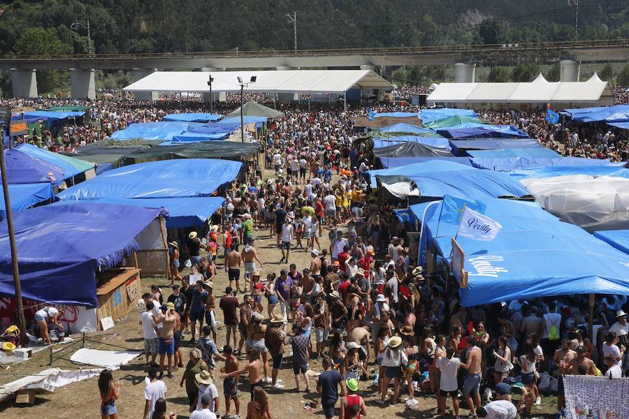 Miles de personas disfrutan de la popular fiesta del Xiringüelu en el prau Salcéu de Pravia en una jornada marcada por el sol y el intenso calor. 