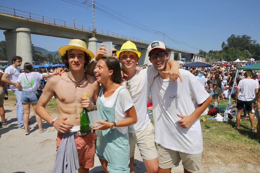 Miles de personas disfrutan de la popular fiesta del Xiringüelu en el prau Salcéu de Pravia en una jornada marcada por el sol y el intenso calor. 