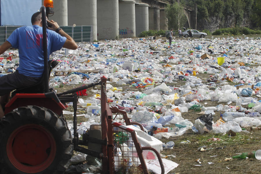 Bolsas de plástico, botellas, neveras, vasos, piscinas hinchables... Es la impresionante imagen del prau de Salcéu el día después del Xiringüelu de Pravia, donde la basura es la protagonista