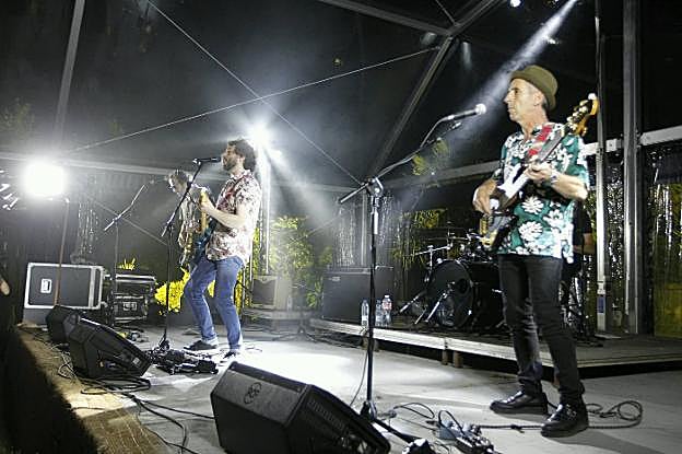 Radio Fox, la banda tributo a Los locos, durante su concierto en el Jardín Botánico. 