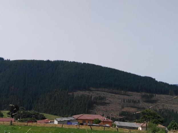 La vivienda familiar del fallecido, vista desde lo alto del pueblo de Pambley. 