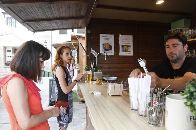 Tapas en la plaza de Carlos Lobo. 