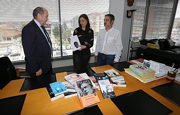 AZSA donó el año pasado 5.000 euros para la adquisición de libros para las bibliotecas. 