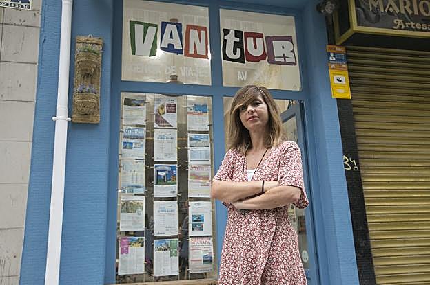 Vanesa Castillo, en su agencia de Gijón. 
