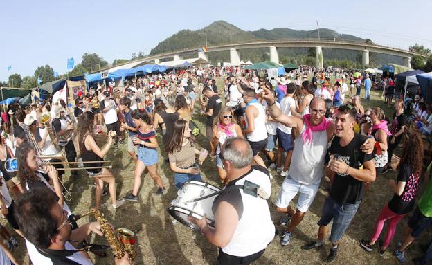 Imagen. Miles de personas disfrutaron de la fiesta en el prau Salcéu.