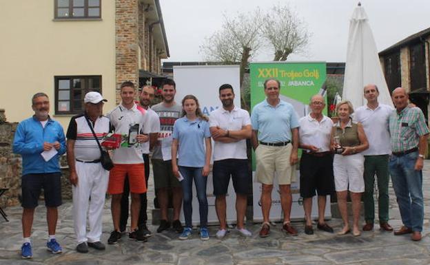 Juan Rodríguez-Arias, Francisco Benítez, Pablo Rodríguez-Arias, José Ignacio García, Carlos Rodríguez-Arias, Alejandra Trelles, Miguel Ángel Fernández, Miguel Adán, Rafael Bilbao, Paloma Calabuig, César Sánchez y Marcelo López posaron en la tradicional foto de familia tras la clausura del torneo en el Castropol Golf. 