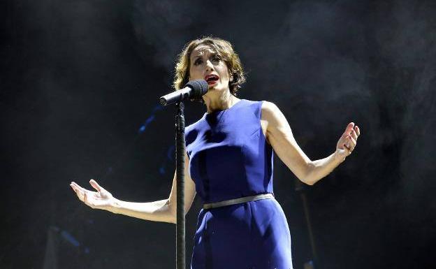 Luz Casal, durante un concierto en Oviedo.