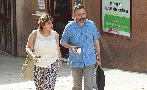 An Rivas, alcaldesa en funciones de Oviedo, y el concejal de Seguridad Ricardo Fernández.