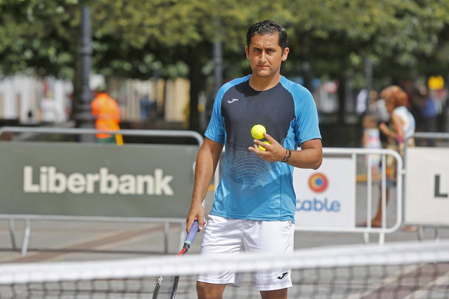 Los tenistas participaron en un clinic con los jóvenes jugadores de la escuela del Club Tenis Gijón.