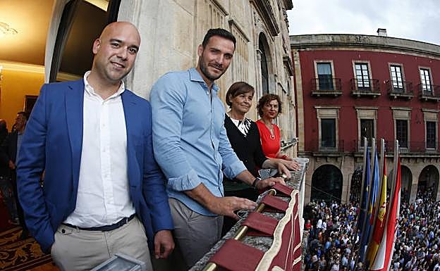 Imagen. Saúl Craviotto, junto a la alcaldesa de Gijón, Carmen Moriyón, y los concejales Jesús Martínez Salvador y Montserrat López.