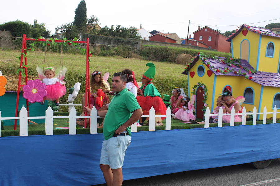 Superhéroes, duendes y mariposas participaron en la marcha que cierra cuatro días de fiestas en honor a Santiago 