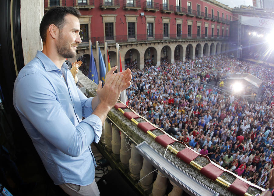 El piragüista olímpico se agarró al micrófono con un inmenso agradecimiento en la garganta y una expresiva y expresa invitación a la fiesta