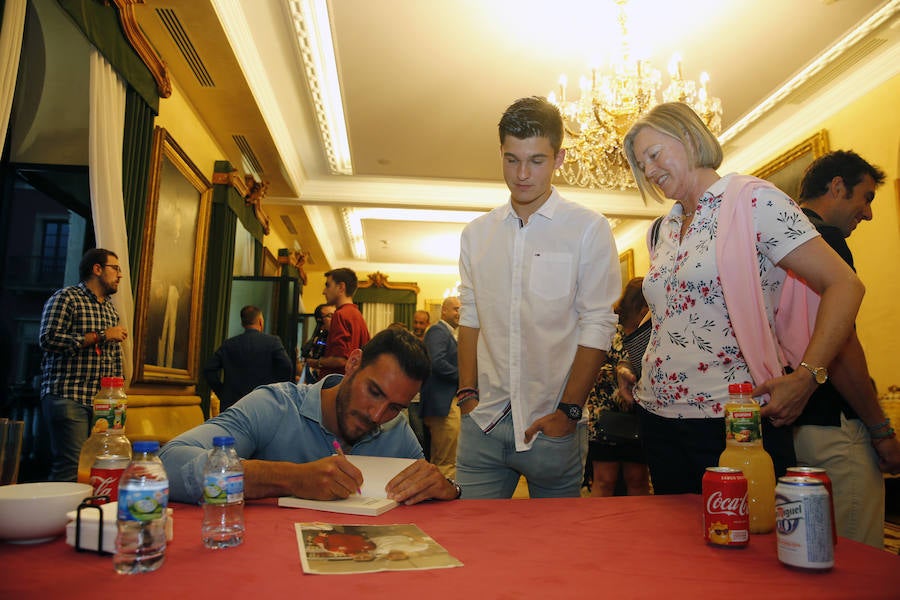 El piragüista olímpico se agarró al micrófono con un inmenso agradecimiento en la garganta y una expresiva y expresa invitación a la fiesta