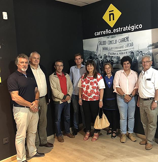 Onésimo Velasco, Enrique González, Amador Robles, César Felipe López, Amelia Fernández, Begoña González, Esther González y Manuel Noceda, durante la visita a la Casa de Acogida de la Familia Ferroviaria de Tamón. 