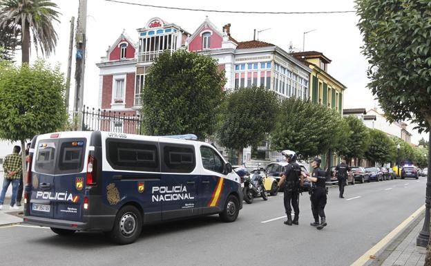Una amenaza con tres falsas bombas obliga a cortar una calle en Gijón