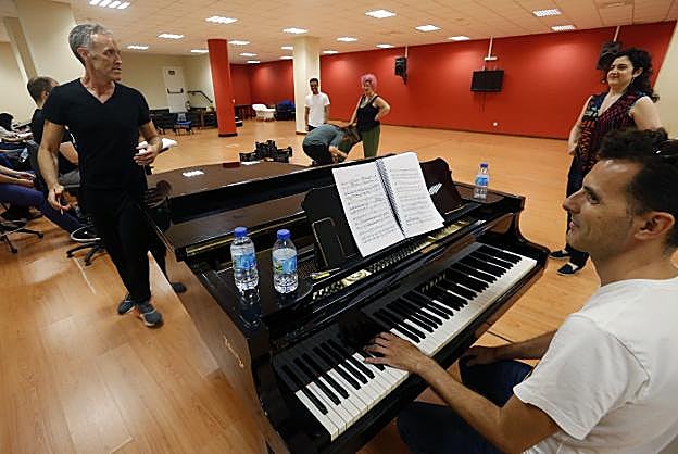 Miguel del Arco, director de escena, ensaya con María Miró (Laurencia), Marina Pardo (Jacinta) y Cristina Toledo (Pascuala). 