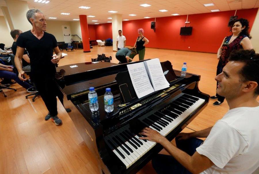 La producción asturiana que abrirá la Temporada de Ópera realizó también un casting de figurantes en el teatro ovetense.