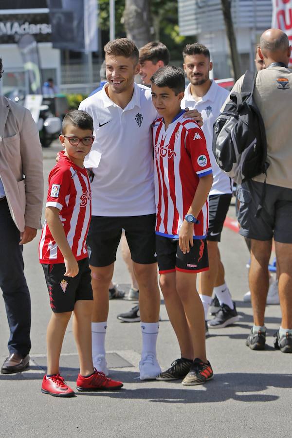 El equipo rojiblanco disfrutó de una jornada en el recinto Luis Adaro. Además, los jugadores aprovecharon para saludar y hacerse fotos con los aficionados del Sporting.