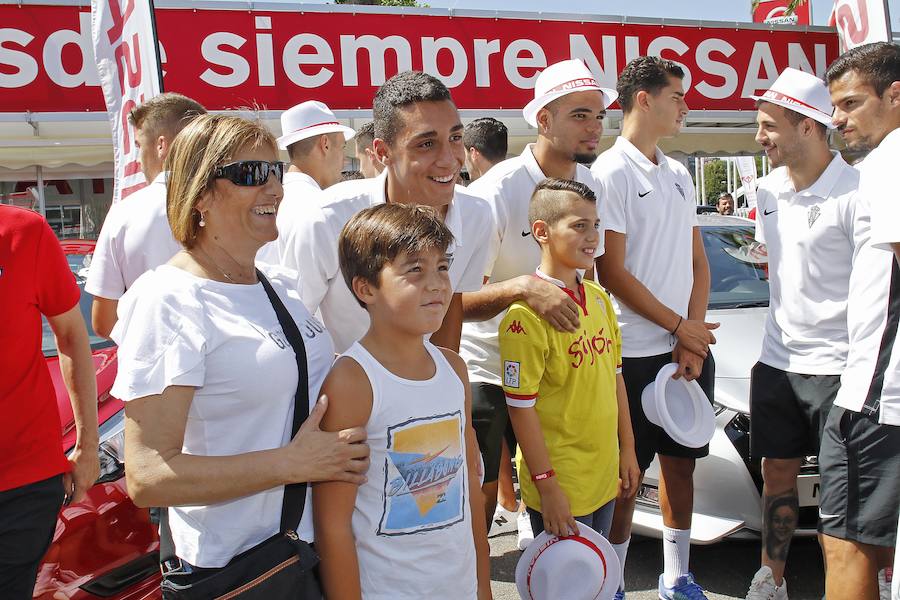 El equipo rojiblanco disfrutó de una jornada en el recinto Luis Adaro. Además, los jugadores aprovecharon para saludar y hacerse fotos con los aficionados del Sporting.