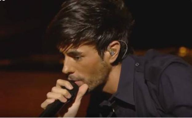 Enrique Iglesias le toca el culo en directo a su telonera