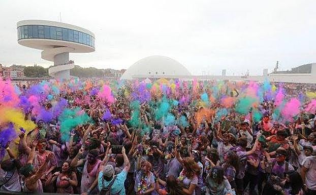 La Holi Party rectifica y permitirá entrar al Niemeyer con comida y bebida