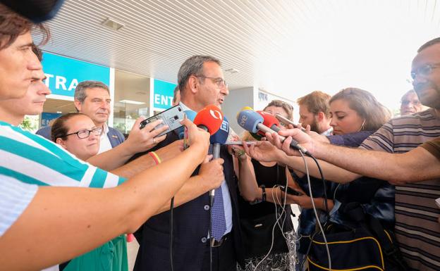 Fernando Lastra, durante su comparecencia ante los medios en la Feria de Muestras de Asturias. 