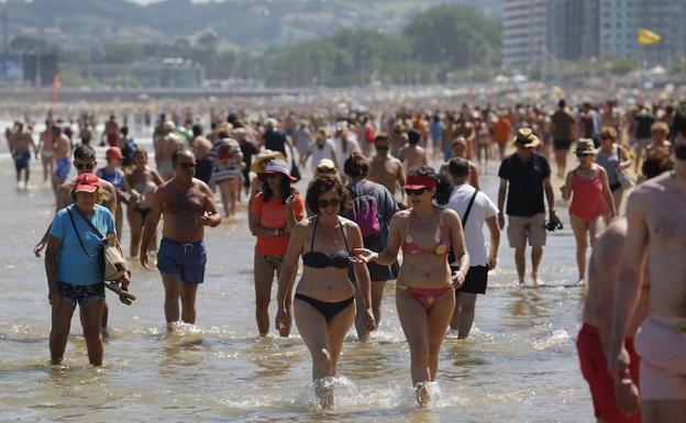 La playa de San Lorenzo de Gijón, este sábado, llena de usuarios. 