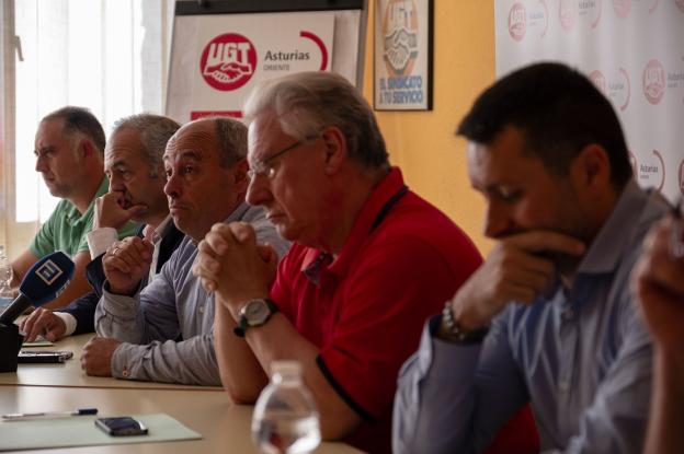 Cristian Batalla, Nacho Vázquez, Alberto del Valle, Alejandro Óscar Pello Pardo y Javier Fernández Lanero ayer, durante su comparecencia en la sede de la UGT en Llanes . 