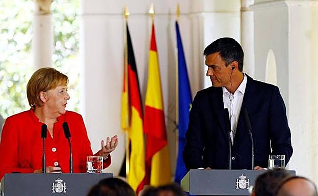 Pedro Sánchez y Ángela Merkel atienden a los medios en Sanlúcar.