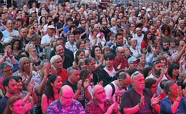 Imagen. El público llenó la plaza Mayor.