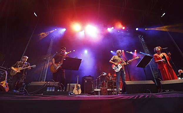 La banda de Sabina, en la plaza Mayor de Gijón. :