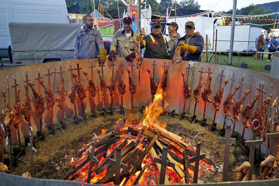 Cerca de 300 comensales compartieron una tradicional corderada