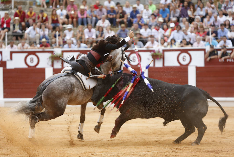 Ambos rejoneadores cortaron dos orejas, aunque el caballero lusitano las logró en un tercer toro que regaló al público gijonés.