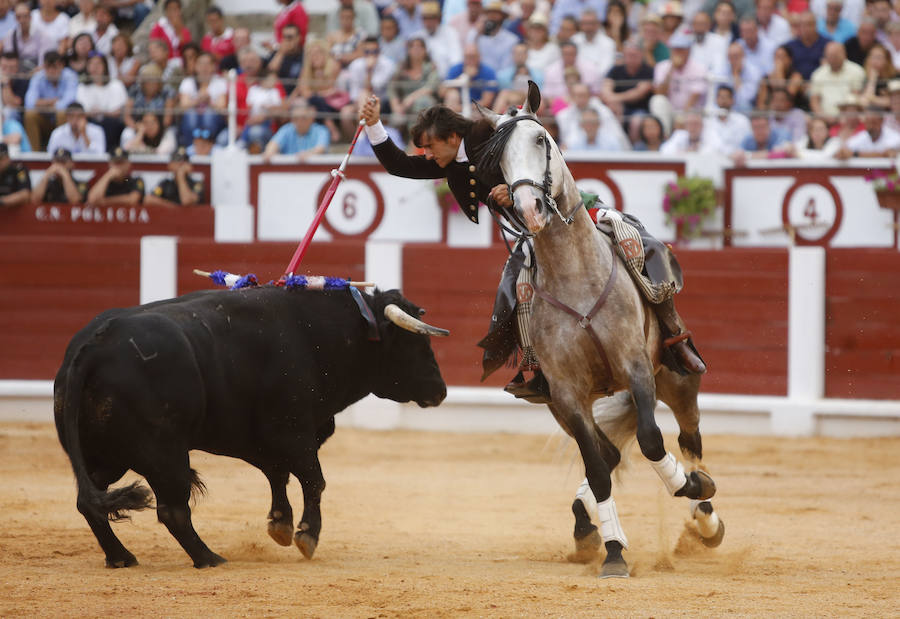 Ambos rejoneadores cortaron dos orejas, aunque el caballero lusitano las logró en un tercer toro que regaló al público gijonés.