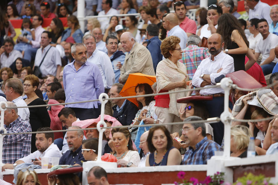 Ambos rejoneadores cortaron dos orejas, aunque el caballero lusitano las logró en un tercer toro que regaló al público gijonés.